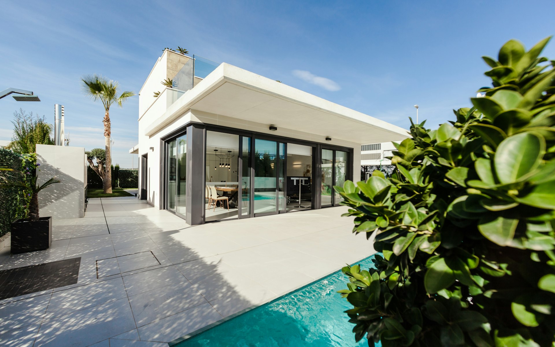 Casa com piscina e área de convívio