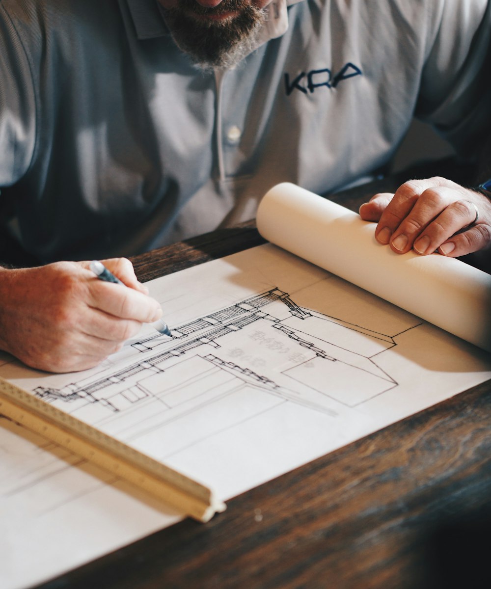 Desenho técnico de arquitetura sobre a mesa